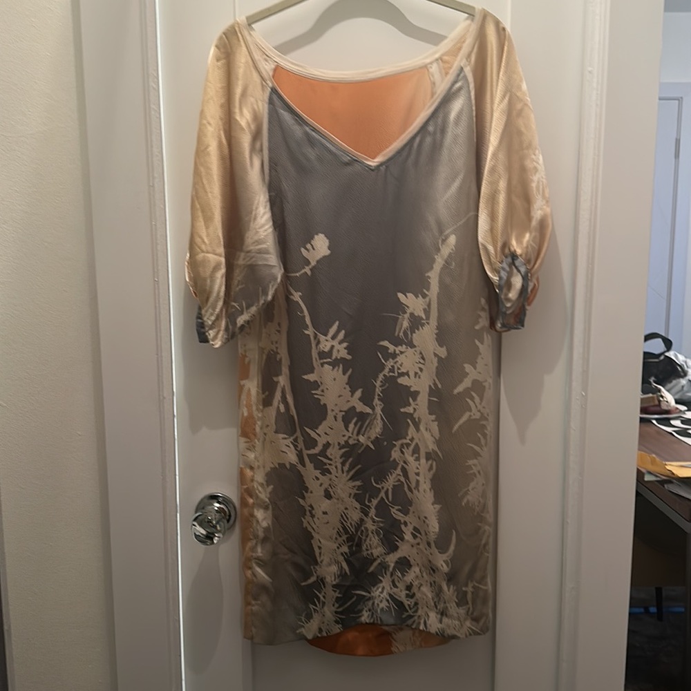Diane vonFurstenberg 100% silk dress (size 2,  can prob fit a 4)